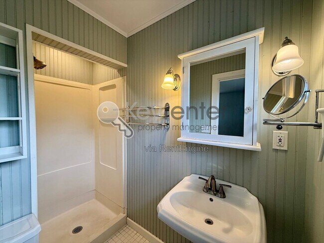 Building Photo - 1406 Highland Way