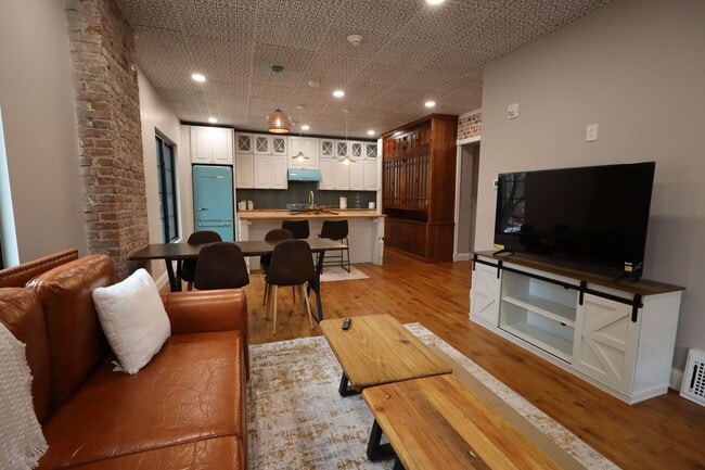 Building Photo - 400 N. 9th-4TH OFFSET