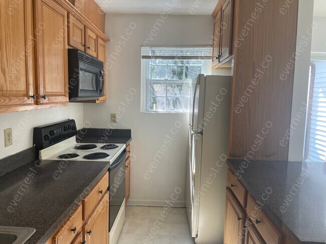 Building Photo - 2 Bed/1.5 Bath Townhome with Spacious Living