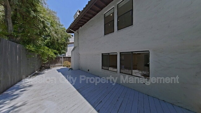 Building Photo - 2102 Cliff Dr