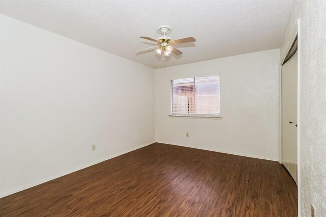 Building Photo - 323 W William Cannon Dr