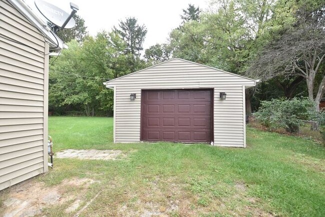 Building Photo - Elkhart North West- 3 bedroom ranch with d...