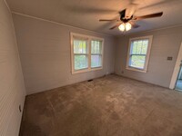 Building Photo - 2 Bedrooms, 1 Bathroom - Home in Menlo!