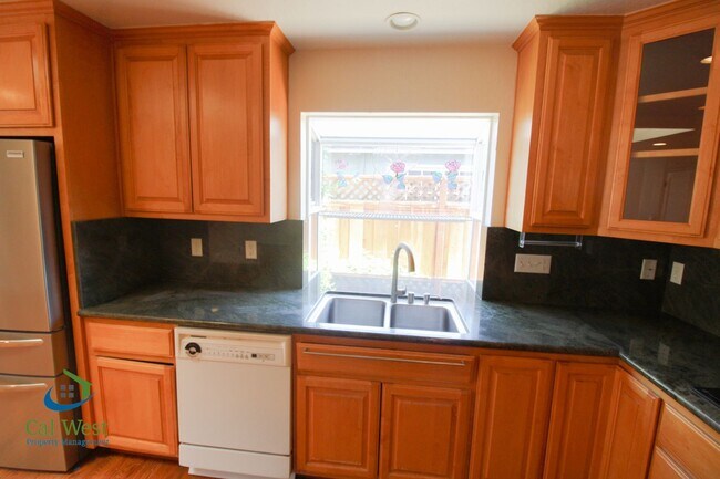 Building Photo - $4895 - Large beautiful 3/2 Home located i...