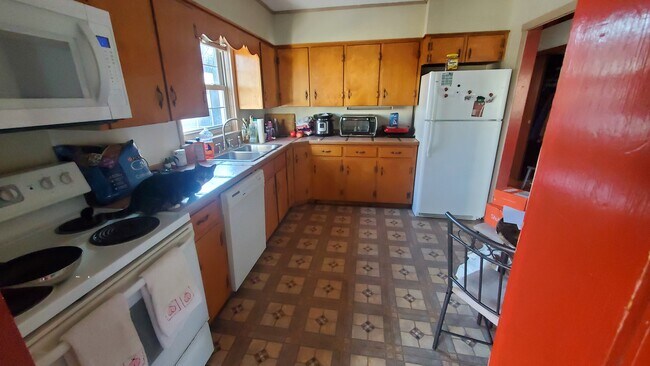 Kitchen - 6 Webster Ave