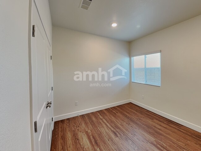 Building Photo - 696 N Water St