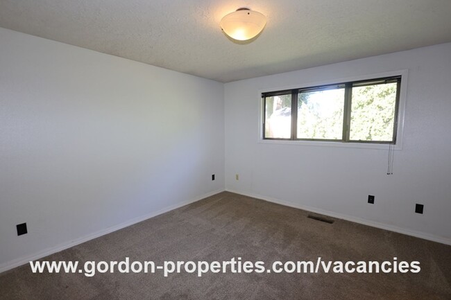 Building Photo - $2,495.00 - NE 27th St - Gresham 4 bedroom...