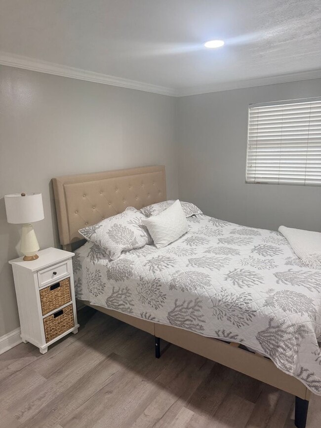 Building Photo - Close to the Beach