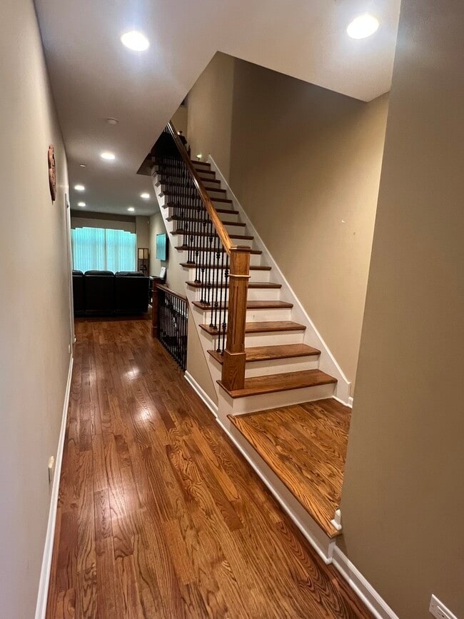 Building Photo - 1231 Caroline Ct