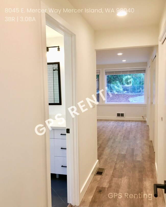 Building Photo - Elegant South Mercer Island Home with Lake...