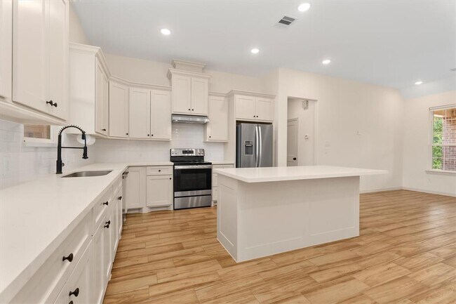 Building Photo - 24738 Roscommon Ln