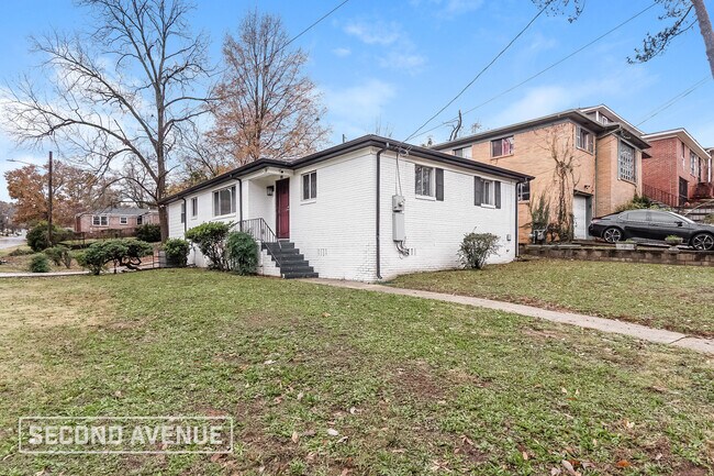 Building Photo - 325 16th Ave SW