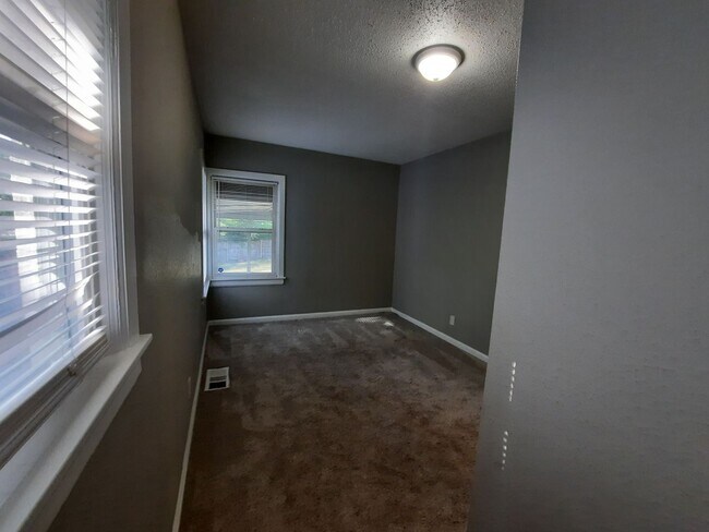 Building Photo - 3 Bedroom Home with a Fenced Yard and BEAU...