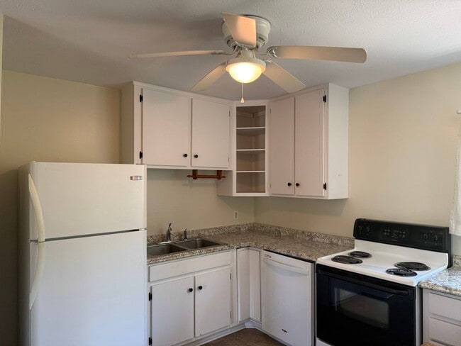 Building Photo - Cute 3 Bedroom, 2 Bath Home Near Asheville Mall