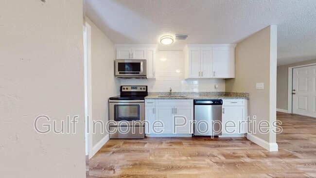 Building Photo - 2515 30th Ave Dr E