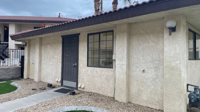 Building Photo - 2bed 2bath Gated Community with a Swimming Pool