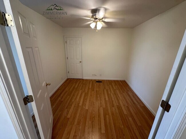 Building Photo - 495 Emily Ln