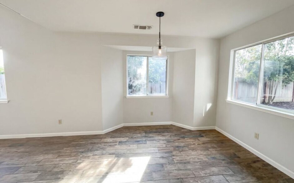 Building Photo - 4744 Ponderay Ln