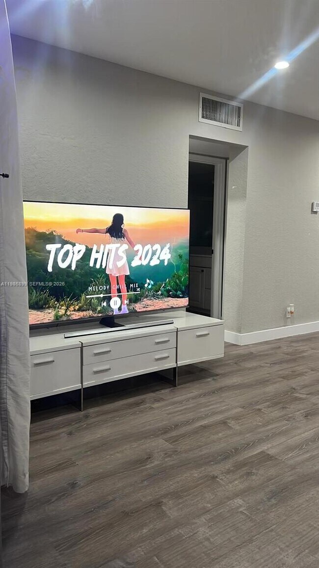 Building Photo - 1432 S Lakeside Dr