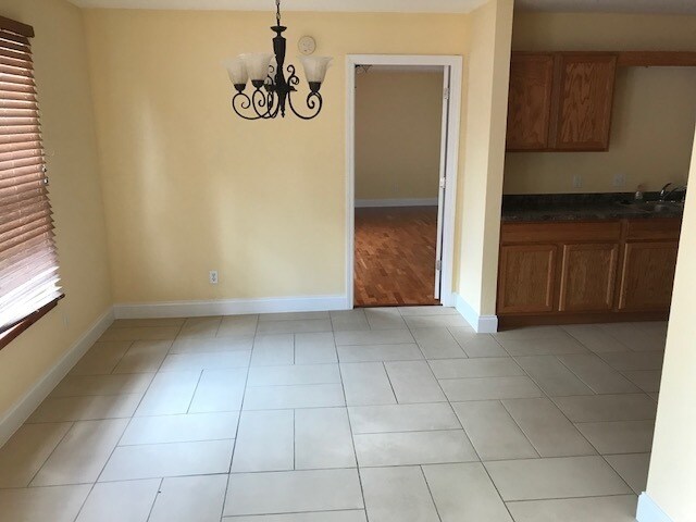 Building Photo - Maryville, 4 bedroom home with fireplace