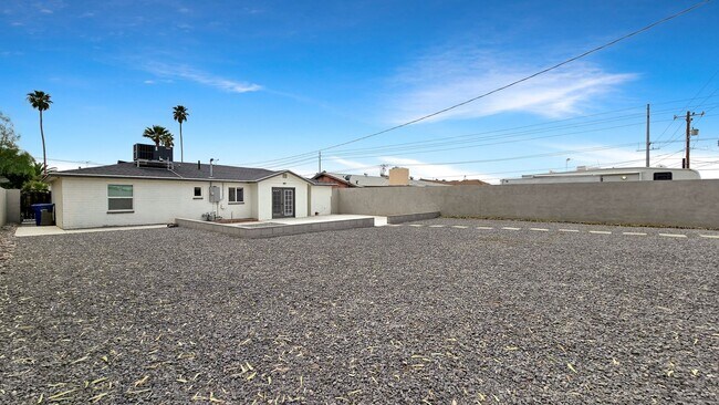 Building Photo - Gorgeous Remodel in Desirable North Central Phoenix Neighborhood