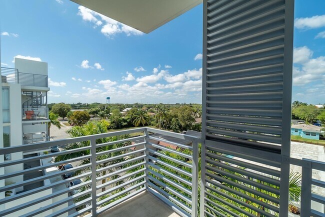 Building Photo - 111 SE 1st Ave