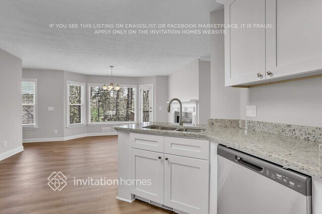 Building Photo - 1810 Collines Ave