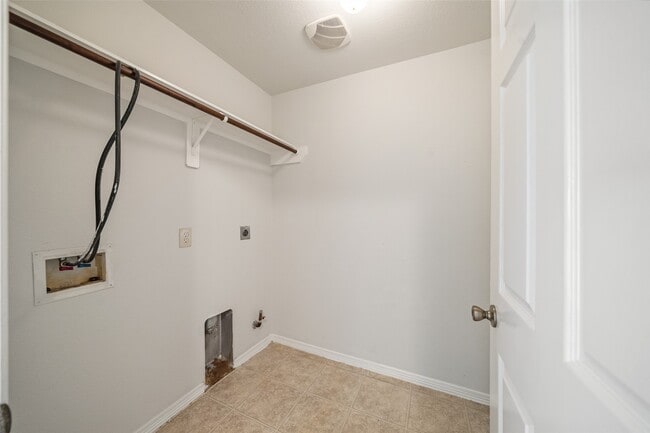 Building Photo - 305 Golden Oak Dr