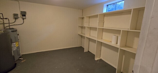 Building Photo - 142 E Maple St