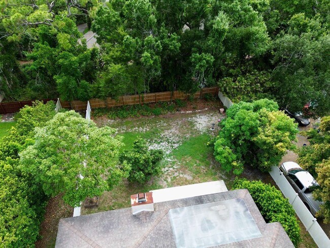 Building Photo - 423 Whispering Oaks Ct