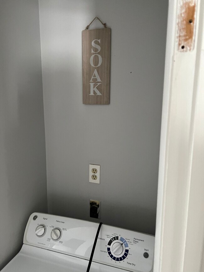 Laundry room - 505 W 53rd Ave