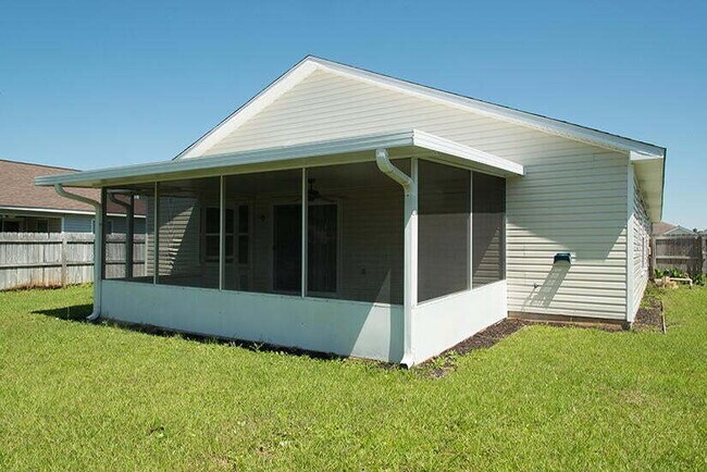 Building Photo - "Coastal Comfort Awaits: Charming 3-Bed, 2...