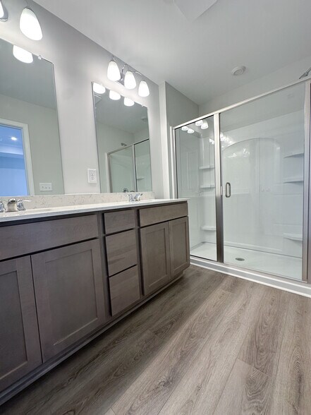 Building Photo - 479 Crown Dr