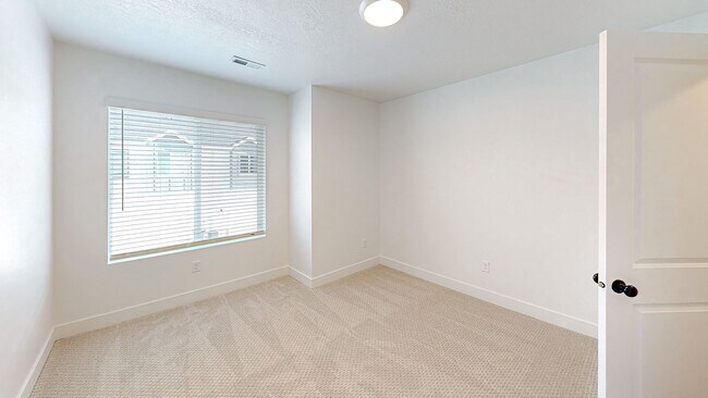 Building Photo - Stunning End Unit Townhome in Sunrise Ranch - Mapleton