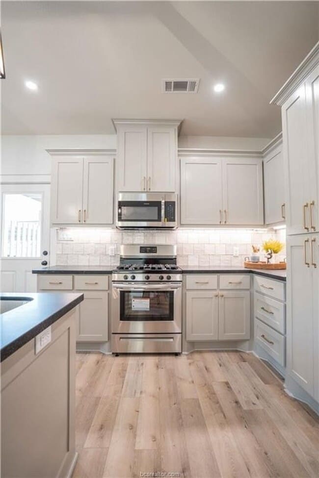 Building Photo - AUGUST 2026 PRE-LEASE!! Stunning Remodeled...