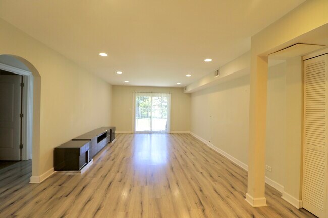 Building Photo - 12 Oak Creek Dr
