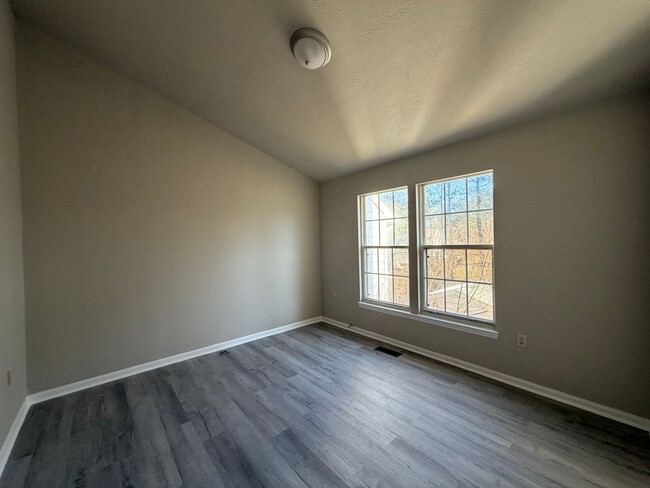 Building Photo - Great 2 bedroom fully renovated townhouse