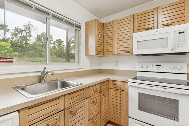 Building Photo - 16 Byington Pl
