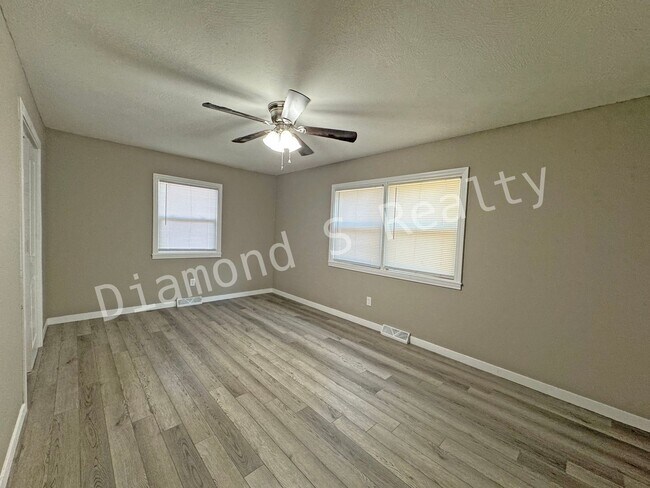 Building Photo - Updated and Located near Mercy Hospital!  ...