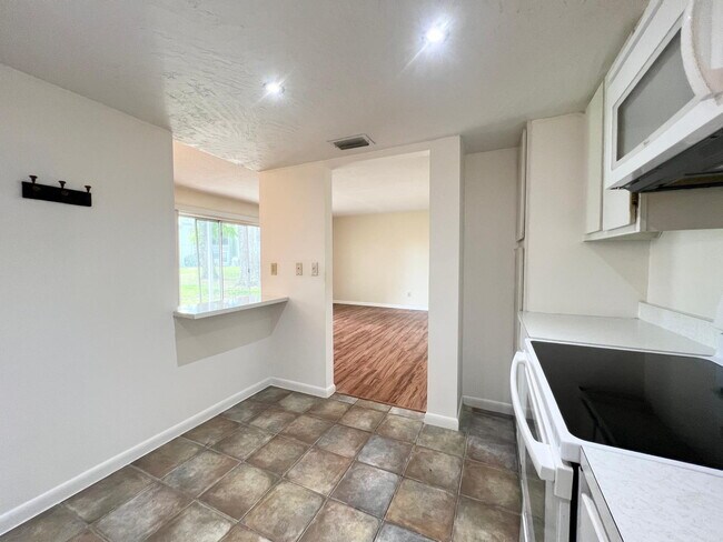 Building Photo - Charming 2-Bedroom Apartment Home in The Fairways – Silver Springs Shores