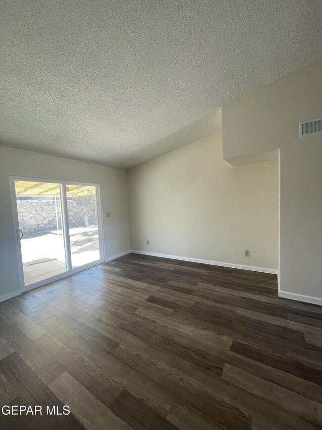 Building Photo - 864 Barandal Dr