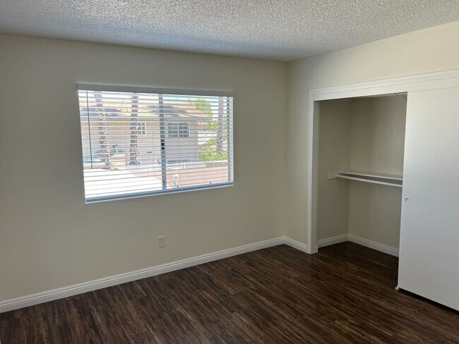 Building Photo - FARQUHAR 4081-4087