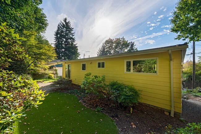 Building Photo - Spacious 4BR/2 BA Home in Quiet North-End ...