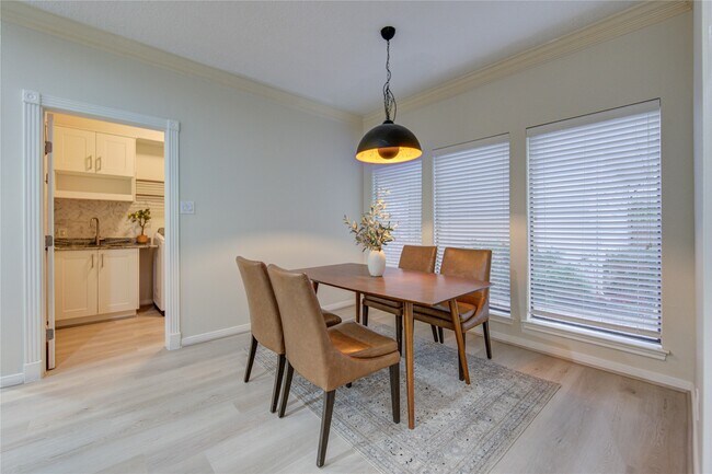 Building Photo - 714 Last Arrow Dr