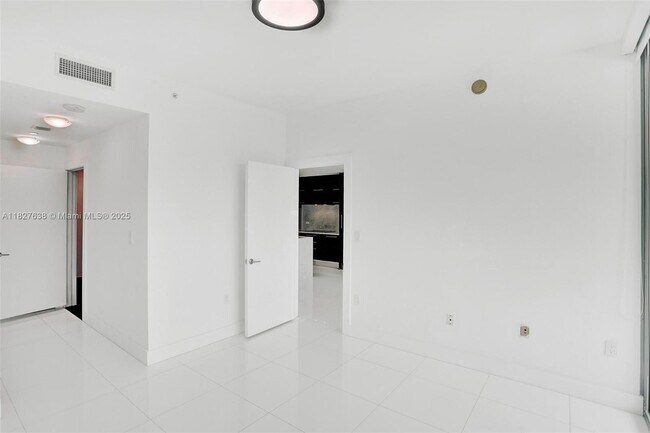 Building Photo - 900 Biscayne Blvd
