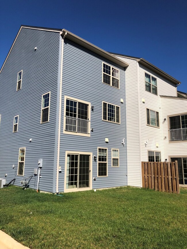 Building Photo - Beautiful End-Unit Townhome in New Post!