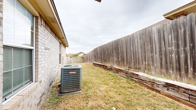 Building Photo - 902 Yi Dr