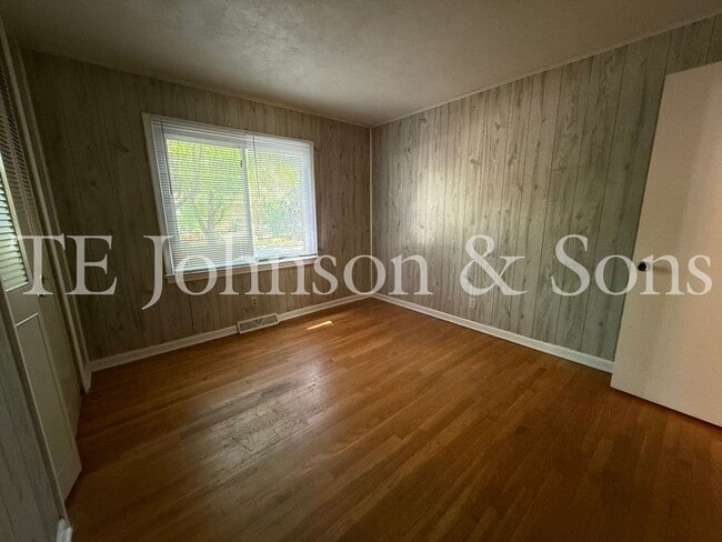 Building Photo - 3BR Home with Stainless Steel Appliances, Hardwood Floors & Carport