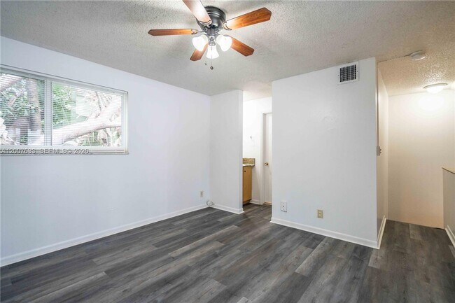 Building Photo - 600 N Rio Vista Blvd