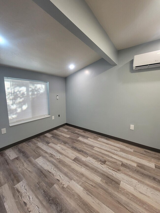 Building Photo - 168 E 70 S